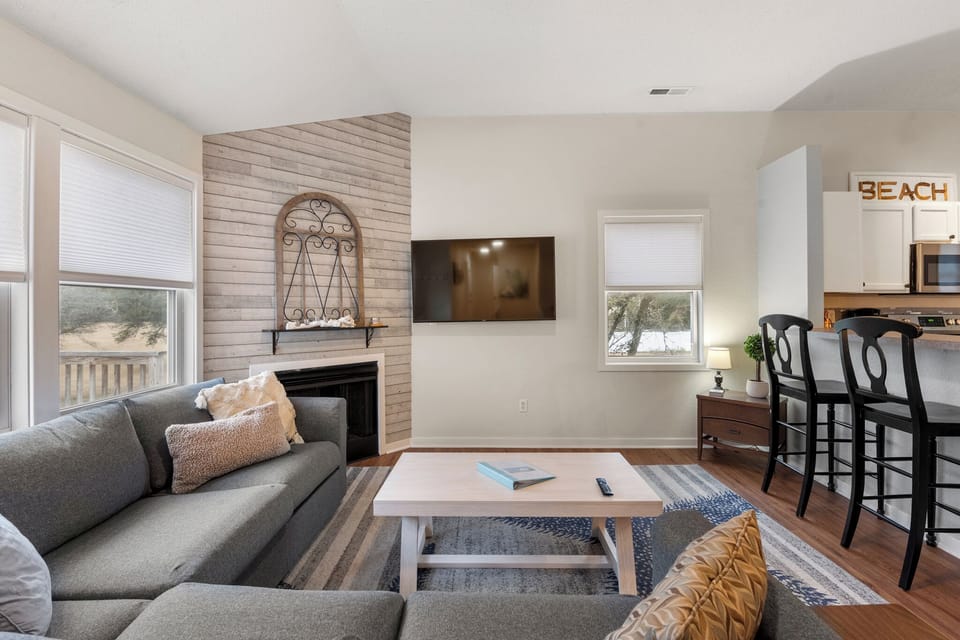 KH6525: Blue Paradise Club | Top Level Living Area - Fireplace Not Available For Guest Use