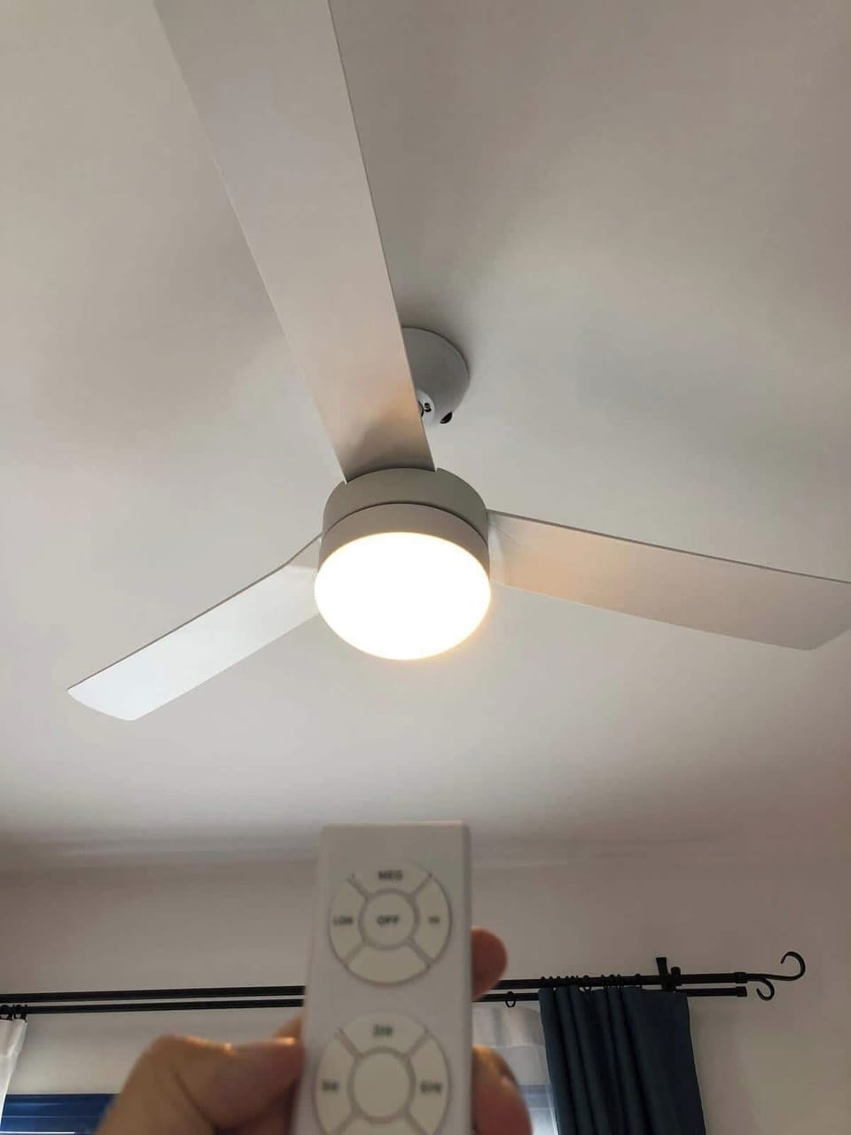 airconditioning and ceiling fans in both the Lounge and bedroom
