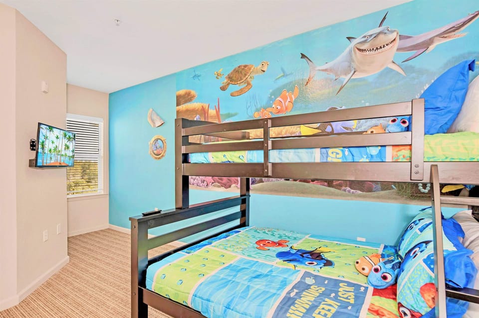 Nemo-themed bunk bedroom 