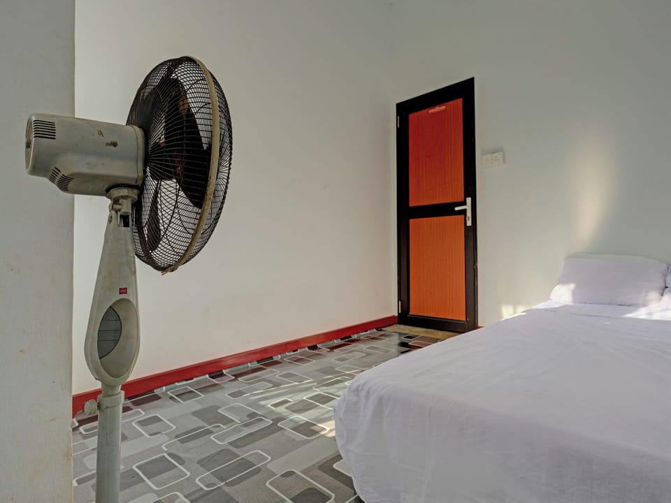 Economy Double Room | Laptop workspace, bed sheets