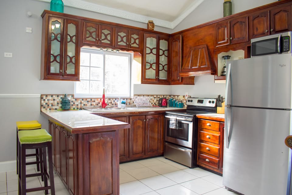 Superior Apartment, 2 Bedrooms, 2 Bathrooms, City View | Private kitchen | Full-size fridge, microwave, oven, stovetop