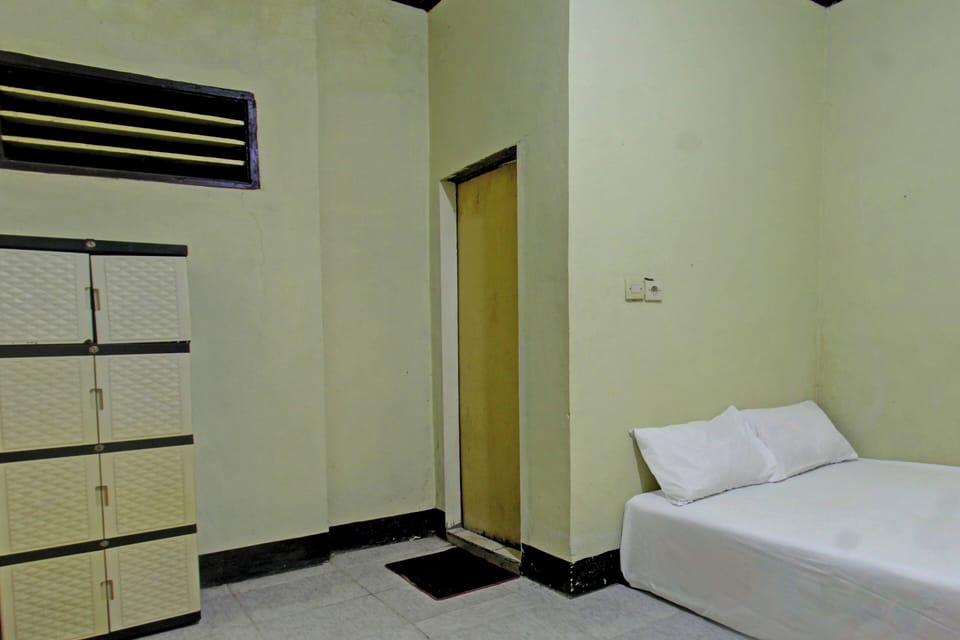 Economy Double Room | Bed sheets