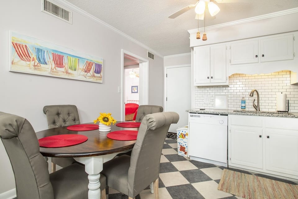 Condo, 2 Bedrooms | Dining