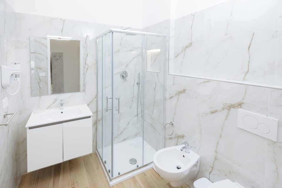Deluxe Double Room, 1 Bedroom | Bathroom