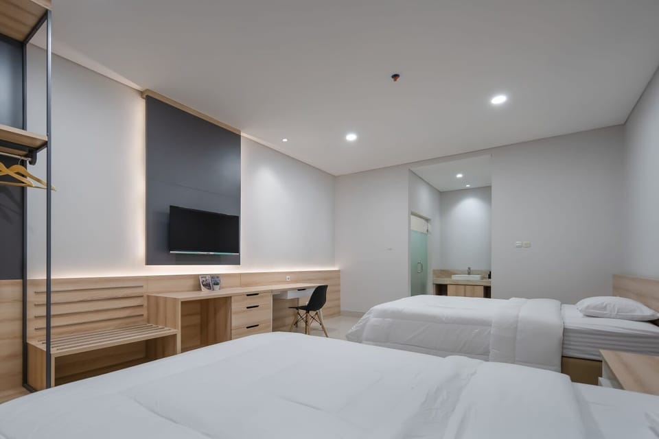 Premium Twin Room | Desk, laptop workspace, free WiFi, bed sheets