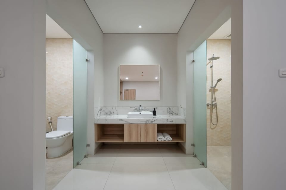 Shower, hydromassage showerhead, bidet, towels