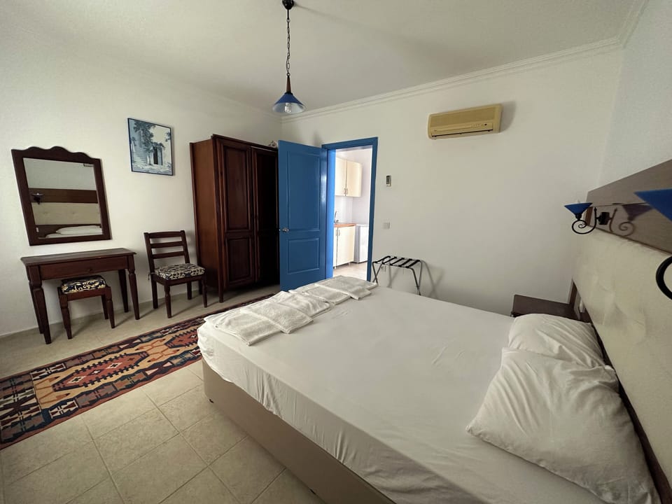 Suite | Minibar, in-room safe, desk, bed sheets