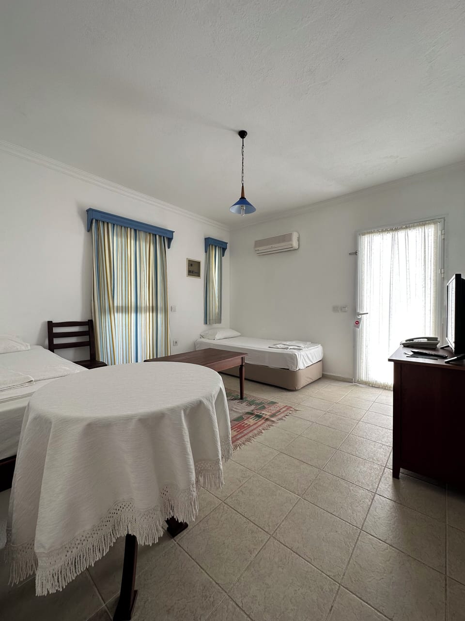 Suite | Minibar, in-room safe, desk, bed sheets