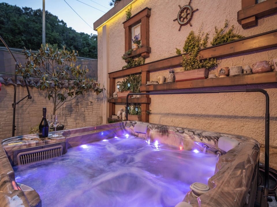 Outdoor spa tub