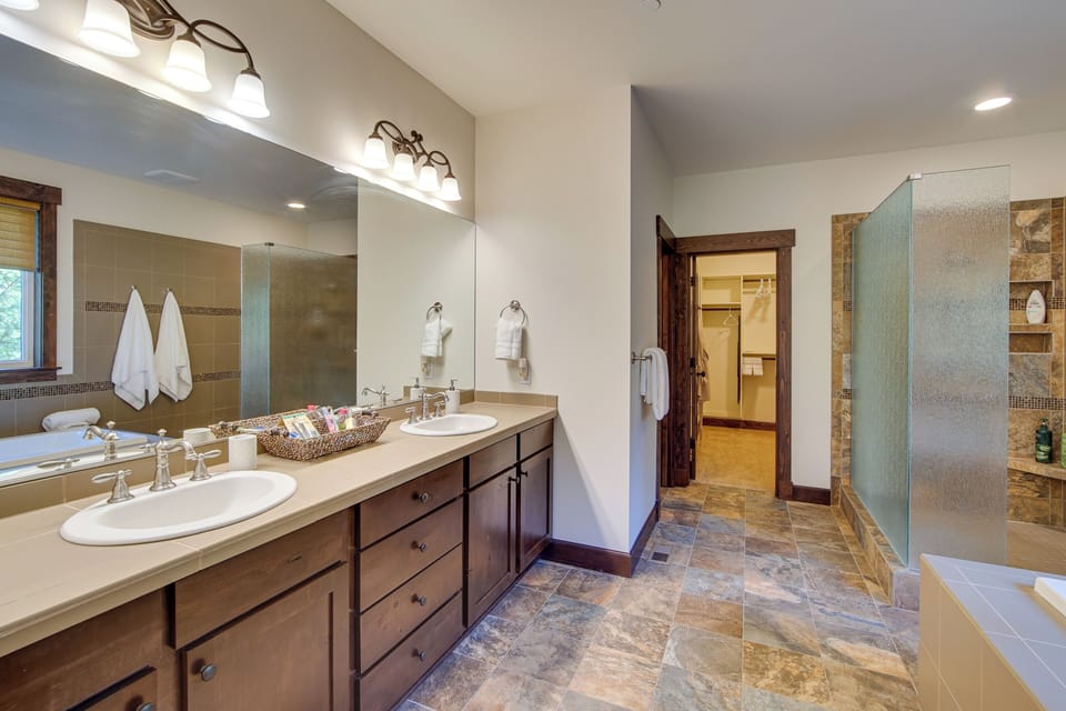 En-Suite Bathroom | Towels Provided