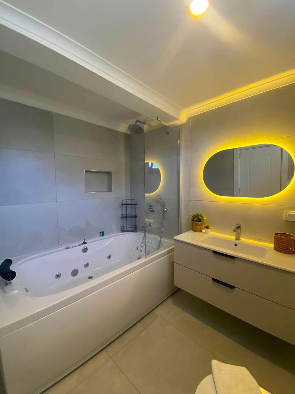 Exclusive Villa | Bathroom | Shower, hair dryer, slippers, towels