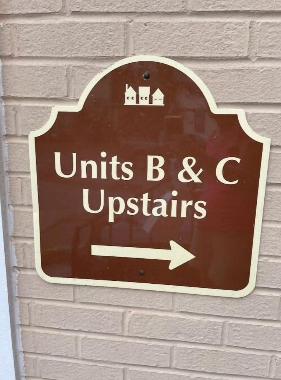 Sign on the side of the building off the alley. 