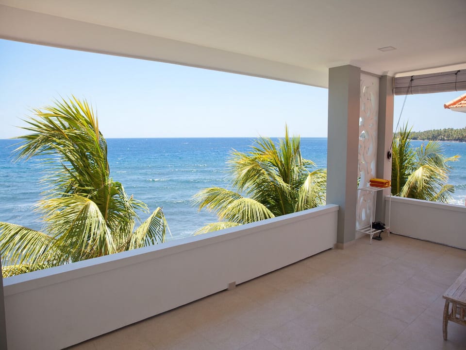 Luxury Double Room, 1 King Bed, Bathtub, Oceanfront | Balcony