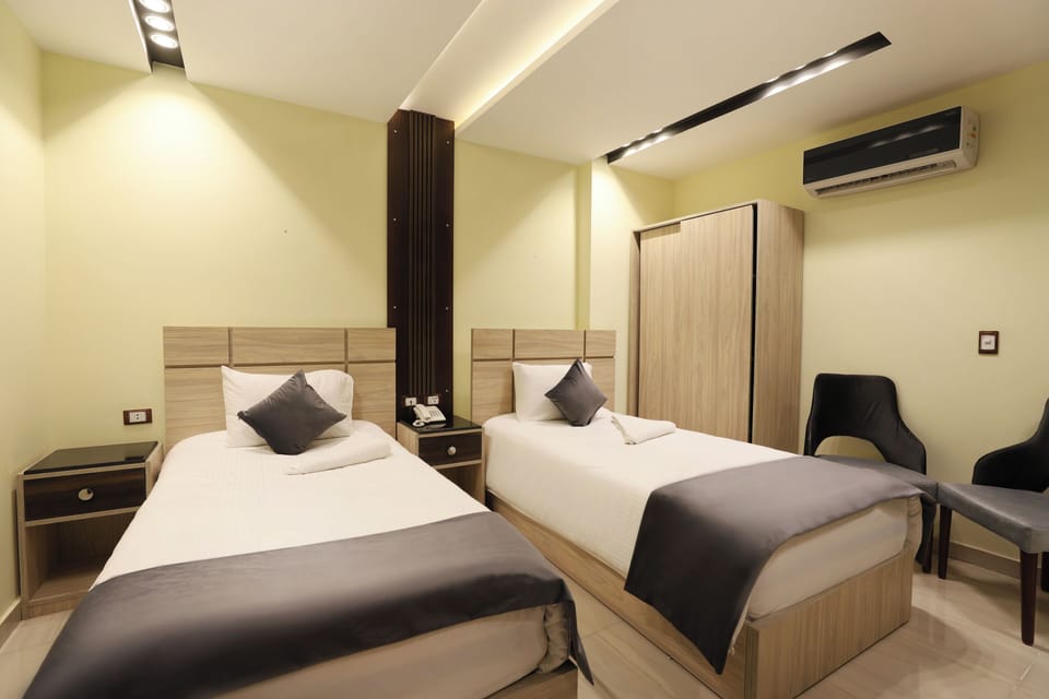 Deluxe Room, 2 Twin Beds, City View | Free minibar, free WiFi, bed sheets
