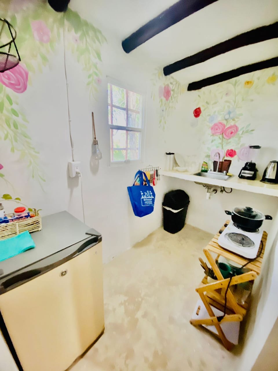 Comfort Cabin | Private kitchen | Full-size fridge, cookware/dishes/utensils
