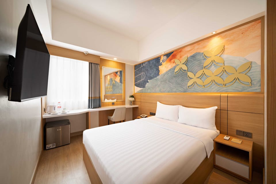 Superior Double Room | In-room safe, desk, soundproofing, WiFi (free)