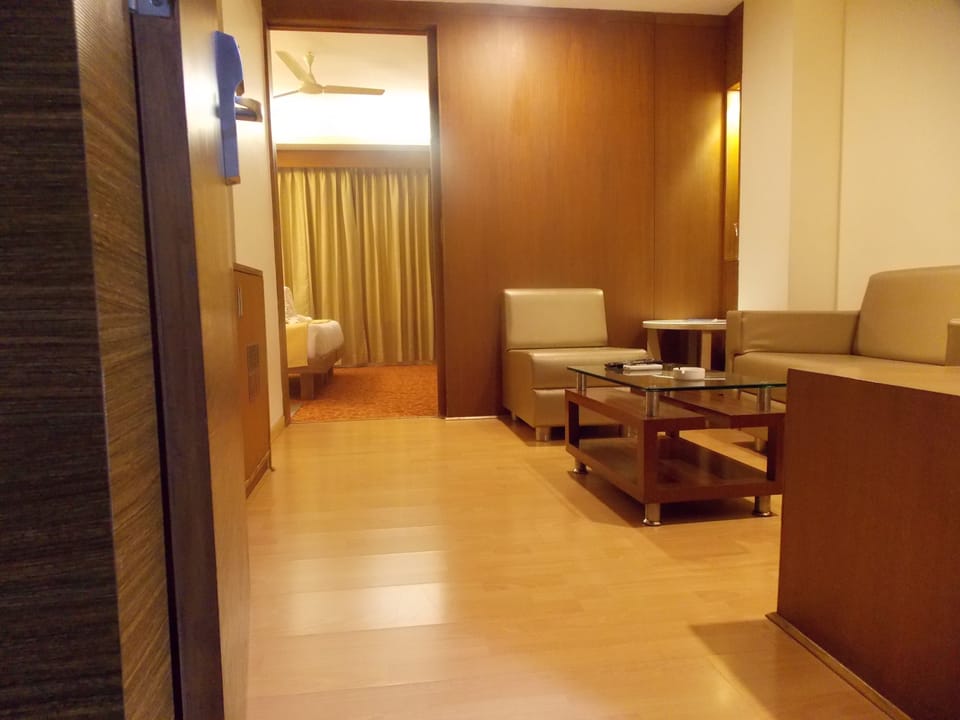 Premium bedding, down comforters, minibar, in-room safe