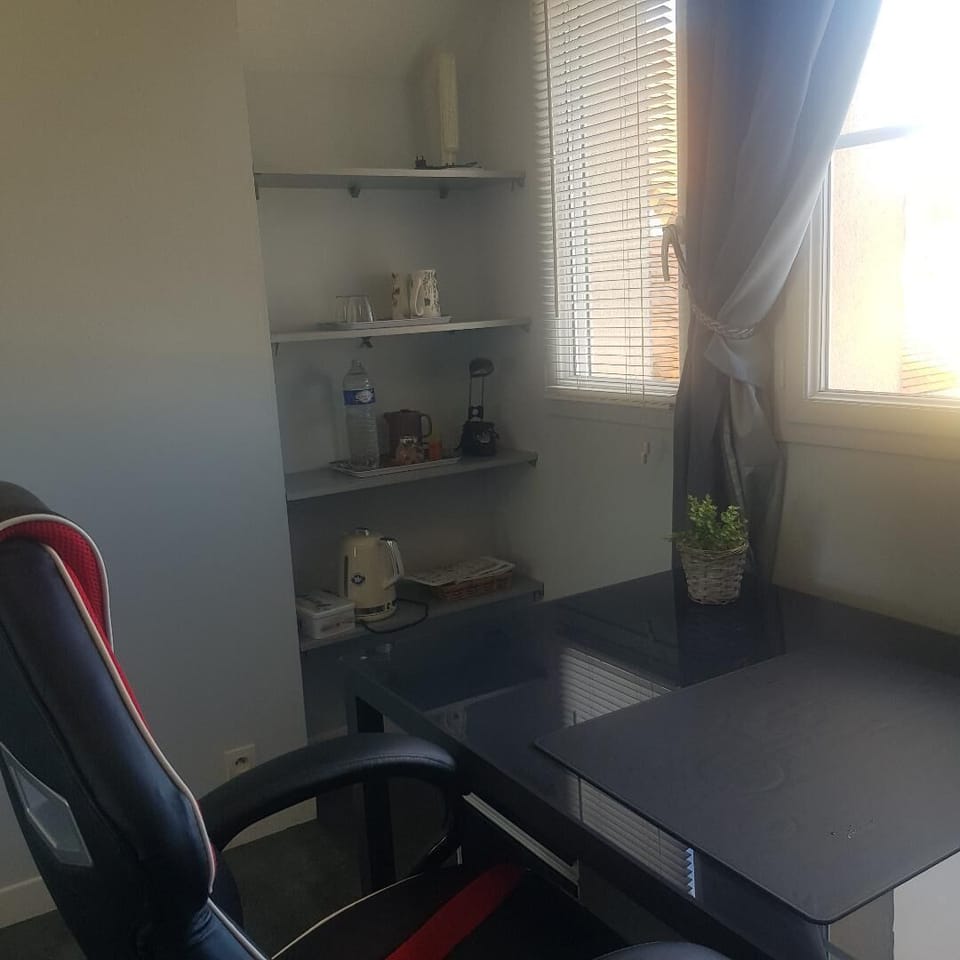 Basic Room (Hugues) | Desk, laptop workspace, free WiFi, bed sheets
