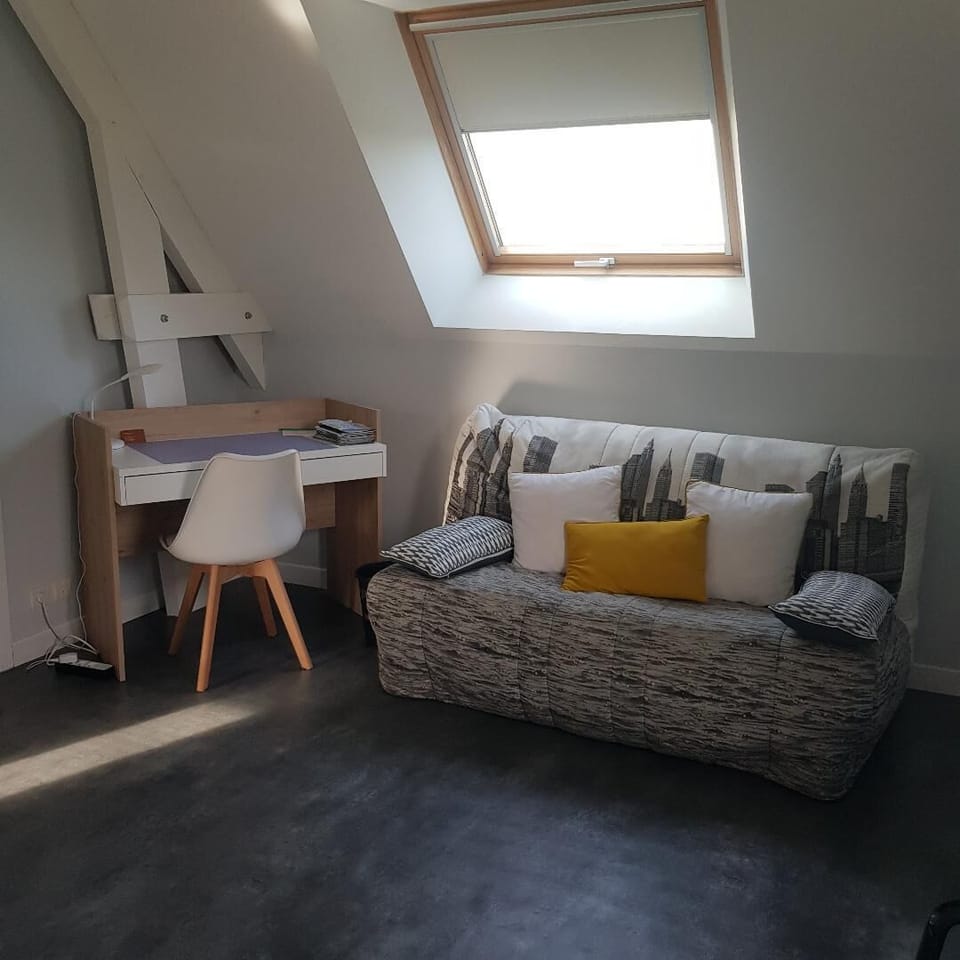 Family Room | Desk, laptop workspace, free WiFi, bed sheets