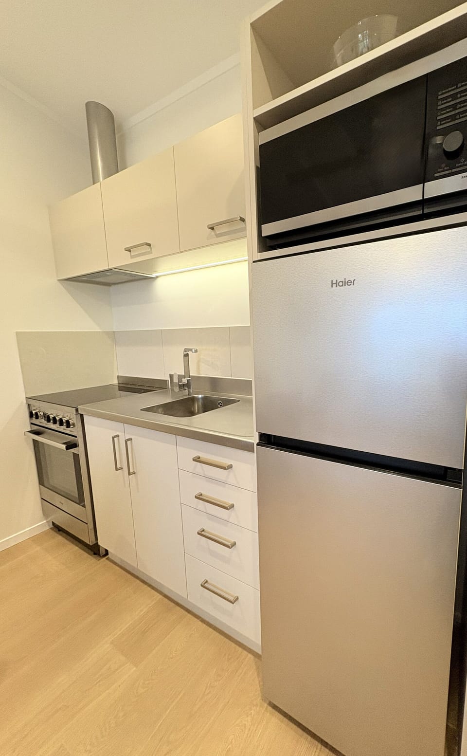 Deluxe Room, Non Smoking, Kitchen (Deluxe One Bedroom) | Private kitchen | Microwave, coffee/tea maker, electric kettle, toaster