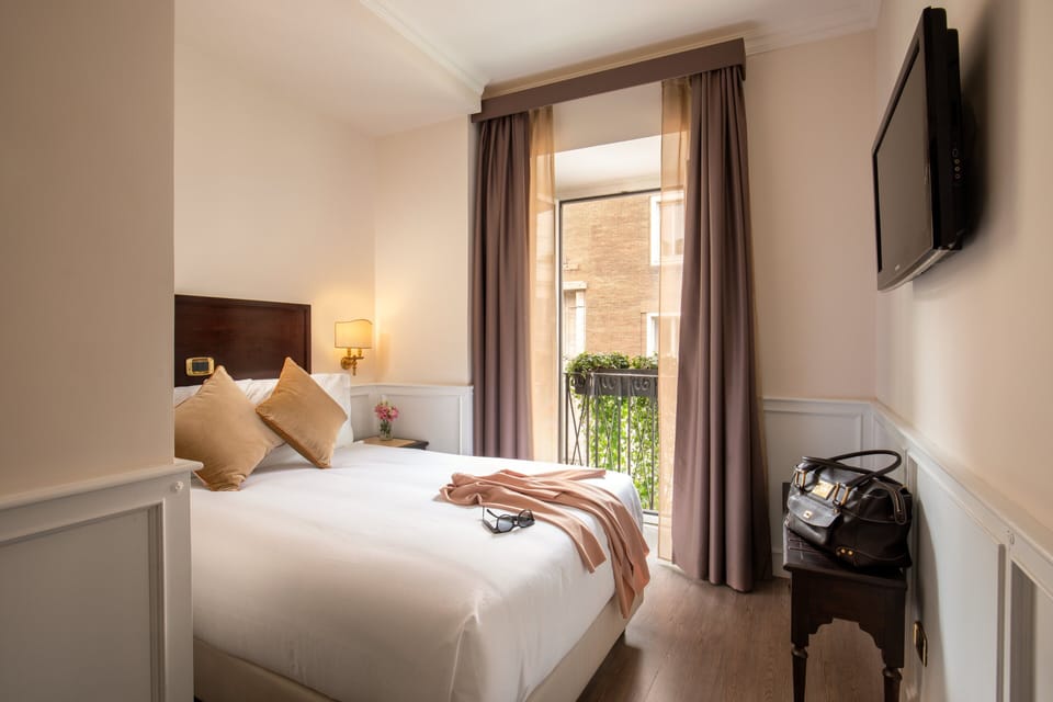 Economy room French bed | In-room safe, desk, free WiFi, bed sheets
