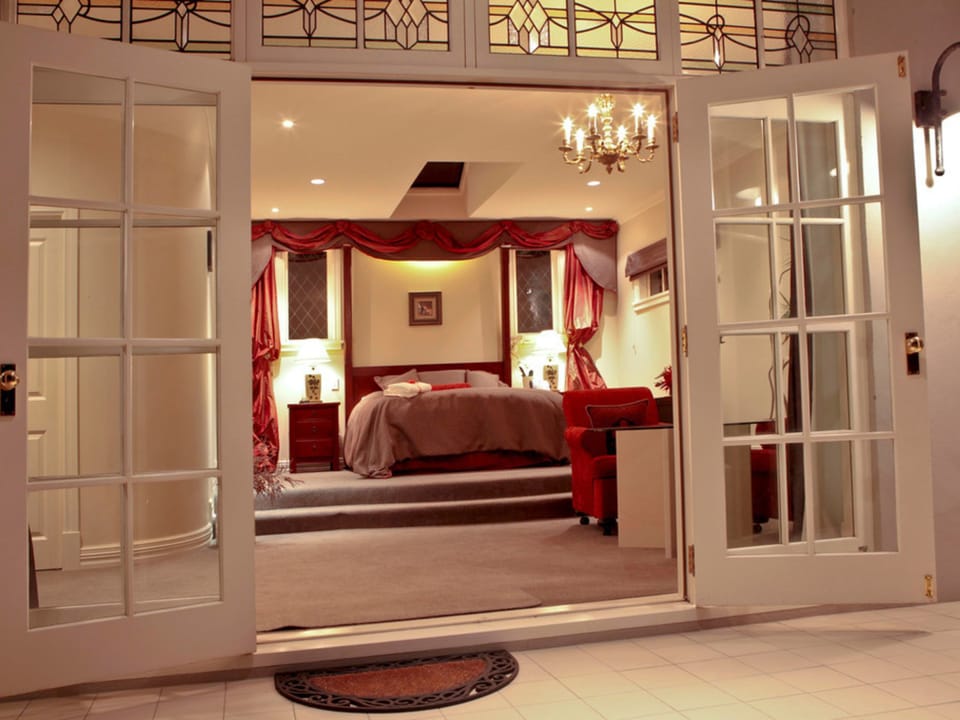 Premier Suite | Pillowtop beds, free minibar, soundproofing, iron/ironing board