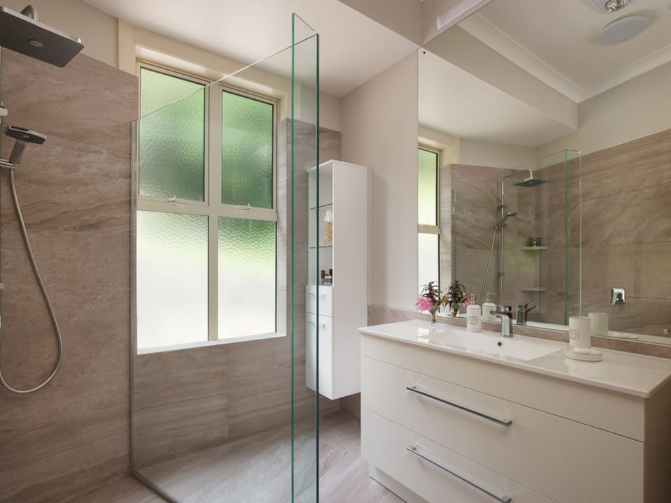 Cottage | Bathroom | Shower, free toiletries, hair dryer, bathrobes