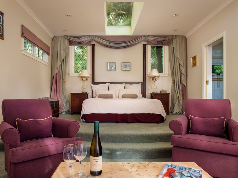 Premier Suite | Pillowtop beds, free minibar, soundproofing, iron/ironing board