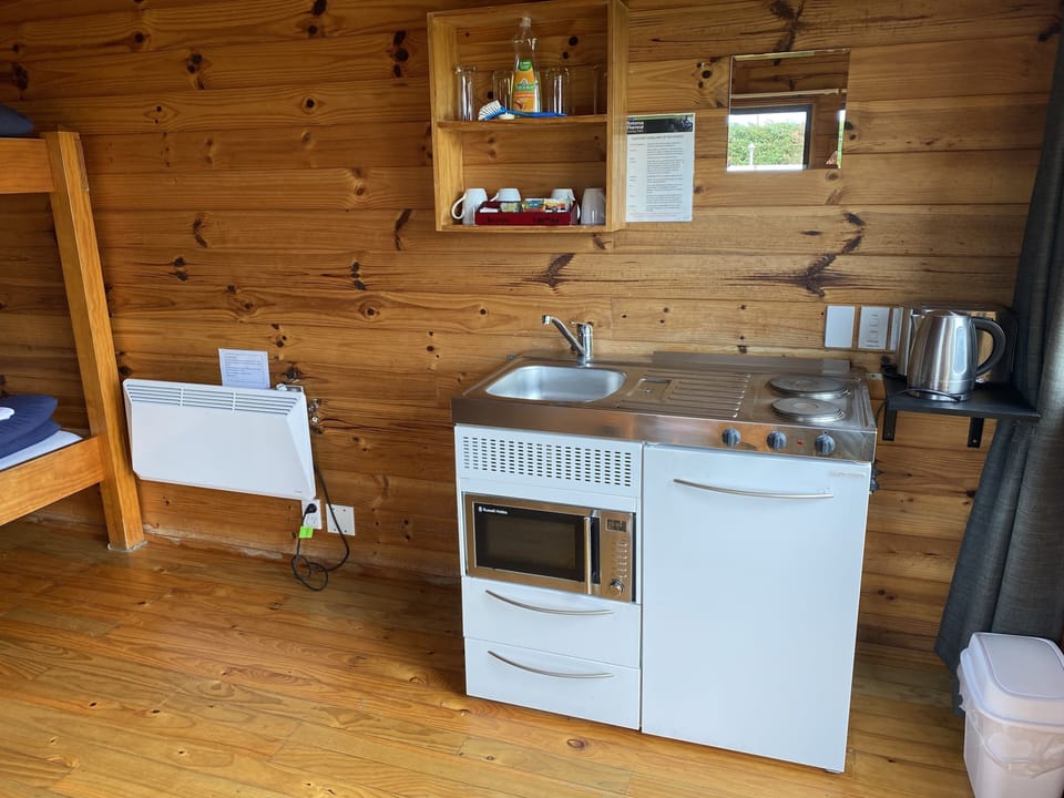 Ensuite Log Cabin | Blackout drapes, WiFi (surcharge), individually decorated, bed sheets
