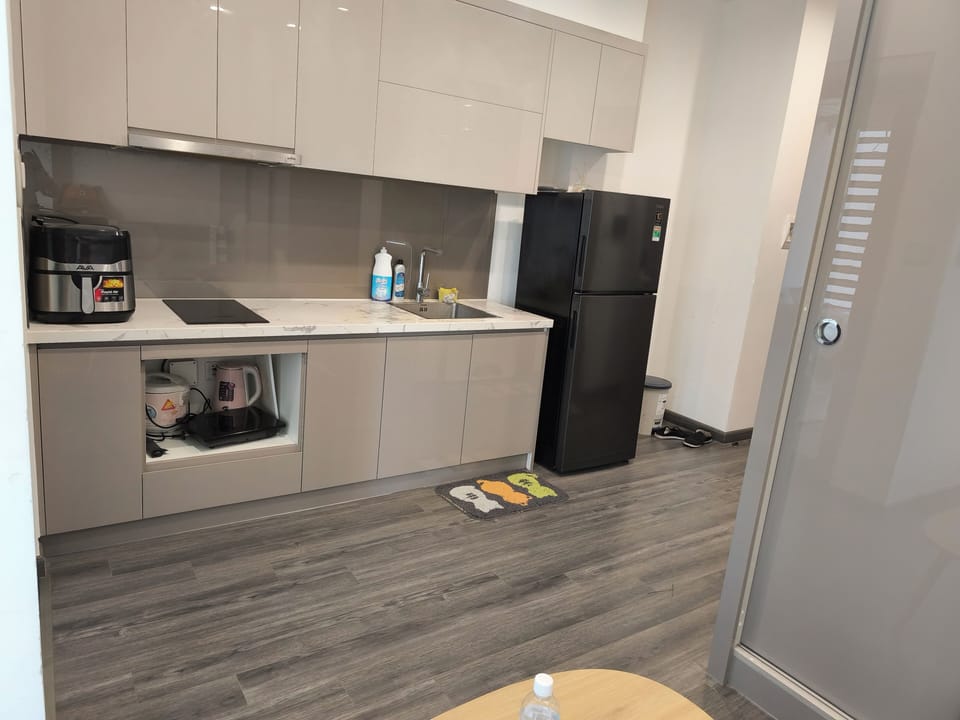 Superior Apartment | Private kitchen | Stovetop, coffee/tea maker, electric kettle, toaster