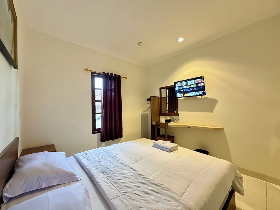 Superior Double Room | Desk, WiFi (free), bed sheets