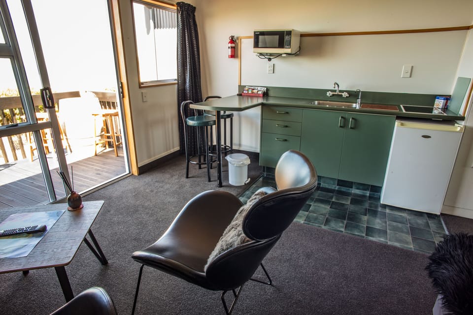 Queen Studio | Private kitchen | Fridge, microwave, coffee/tea maker, electric kettle