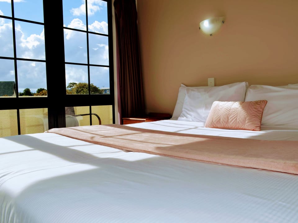 Deluxe Studio, 1 Bedroom | Desk, blackout drapes, iron/ironing board, cribs/infant beds