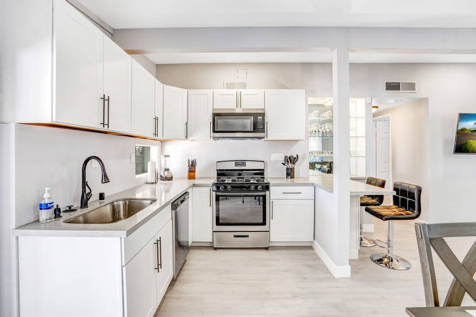 Modern Open Kitchen, Dining with Backyard Views. Fully Stocked, Inviting Island