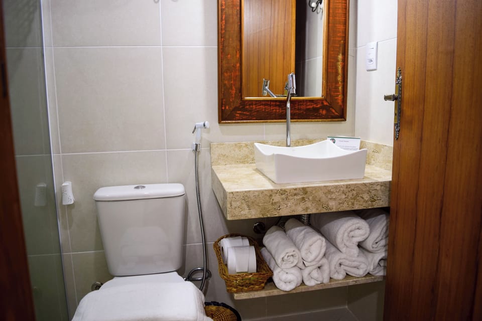 Suite Quadrupla | Bathroom | Shower, hair dryer, towels, soap