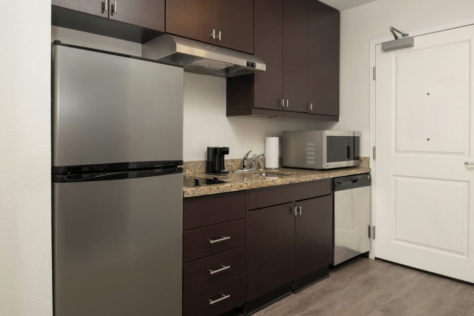 Coffee/tea maker, fridge, microwave, stovetop