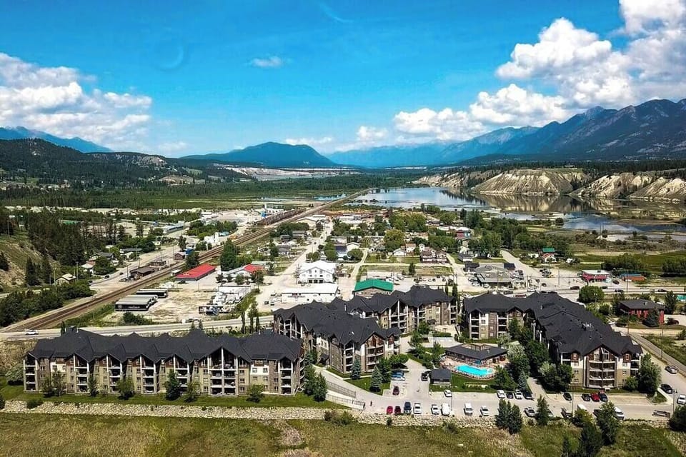 In the heard of the valley, walking distance to downtown and many shops.