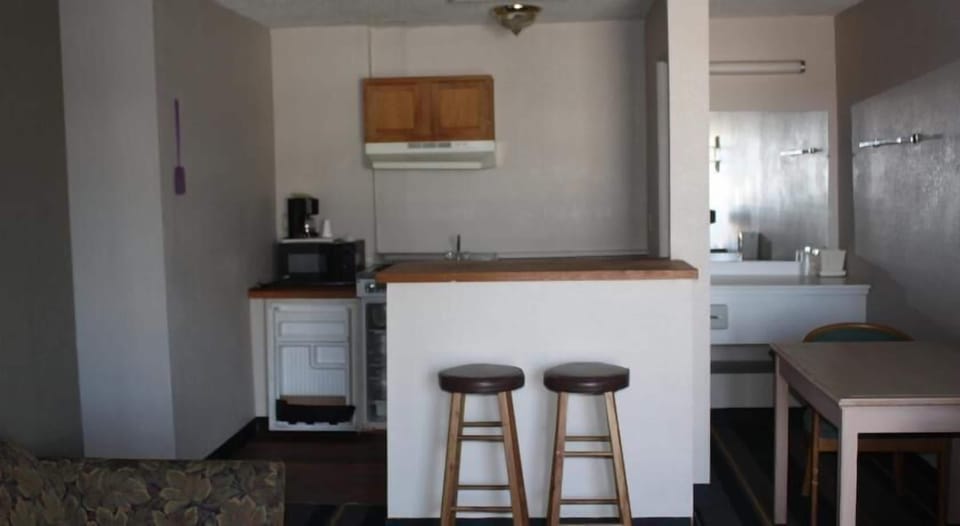 Suite, 1 King Bed, Non Smoking, Kitchenette | Private kitchenette | Mini-fridge, microwave