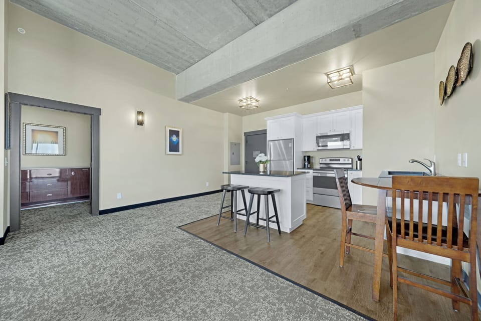 Executive Suite | Private kitchen | Microwave, coffee/tea maker