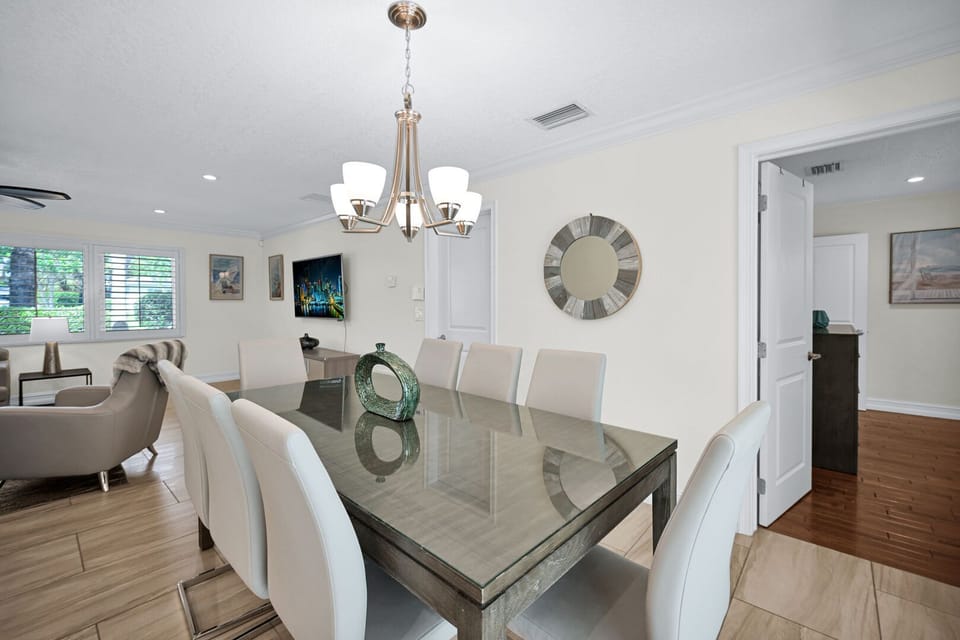 Dining table
Seats 8