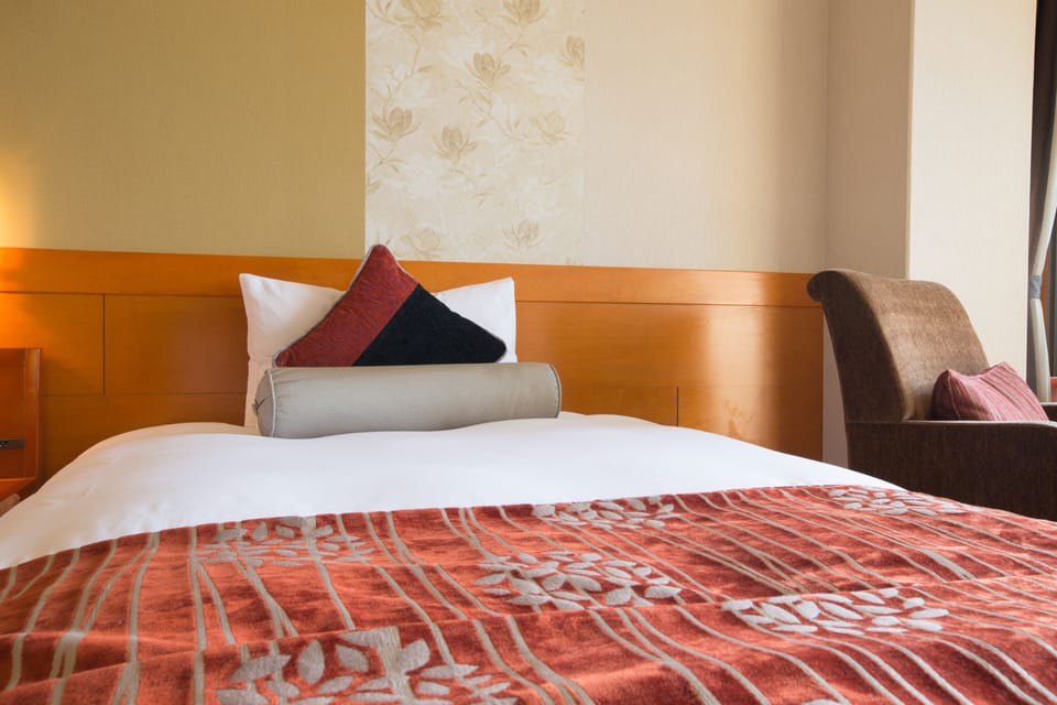 Standard Twin Room, Non Smoking | In-room safe, desk, laptop workspace, blackout drapes