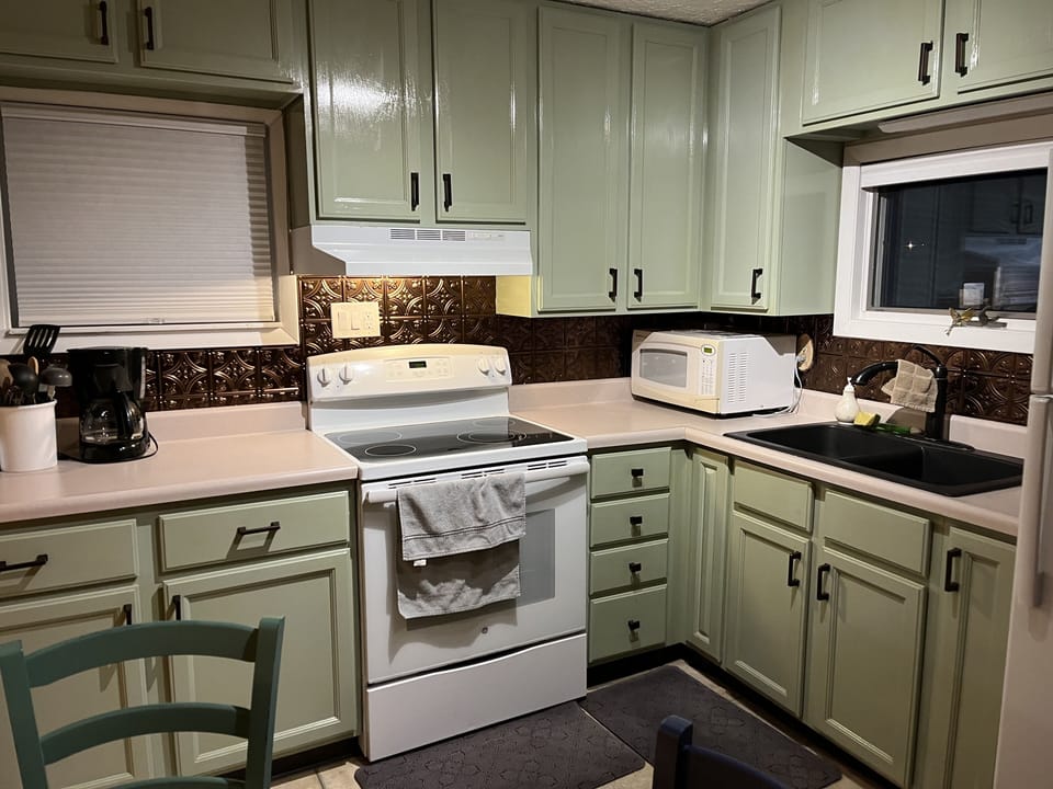 Compact functional kitchen. No dishwasher but ice maker in freezer!🎉🎉