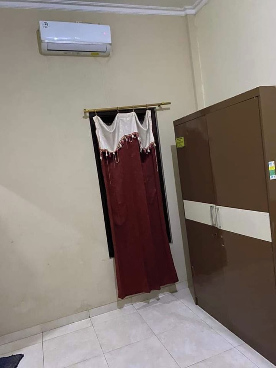 Desk, bed sheets
