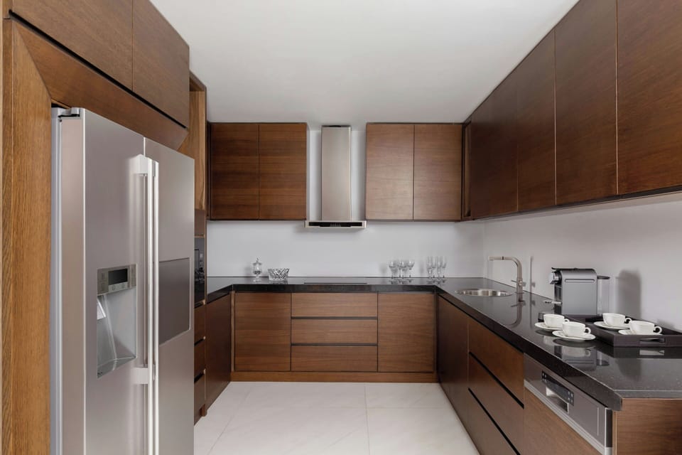 Presidential Room, 1 King Bed, Smoking | Minibar, in-room safe, desk, soundproofing