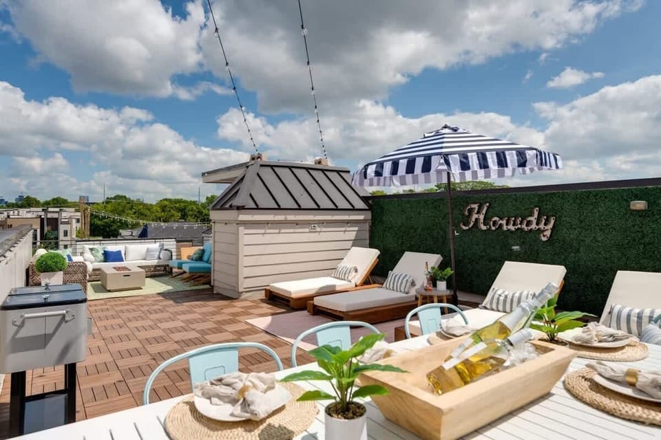 Cozy Rooftop Oasis with BBQ Grill, Comfortable Seating and Umbrellas
