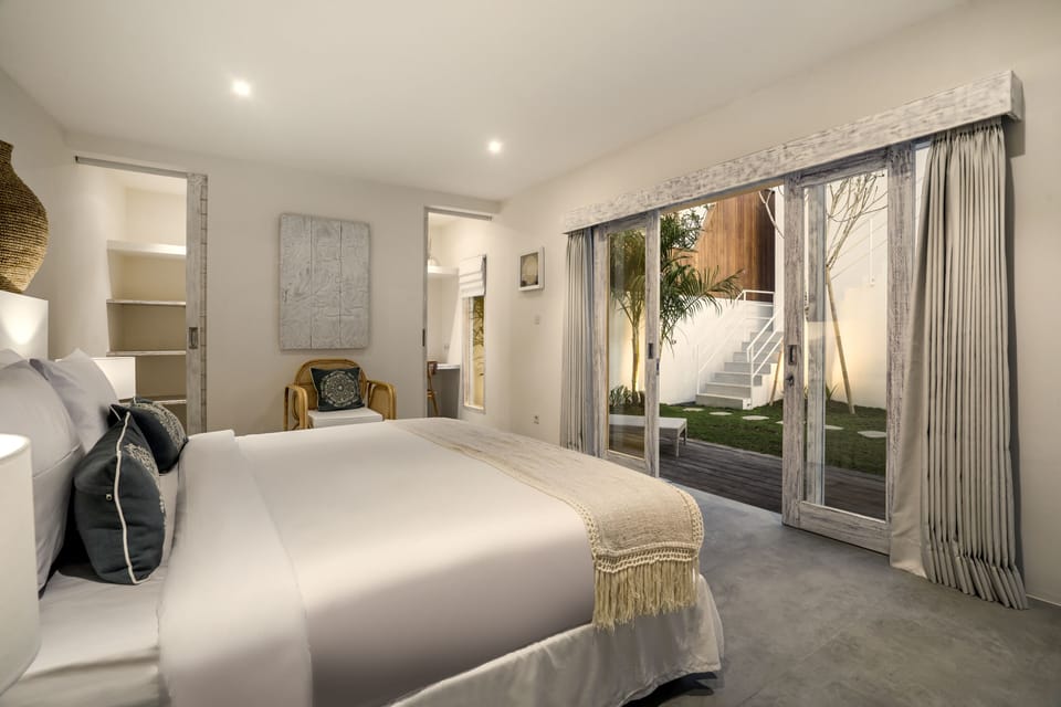 Deluxe Villa, Private Pool, Pool View | 5 bedrooms, premium bedding, in-room safe, desk