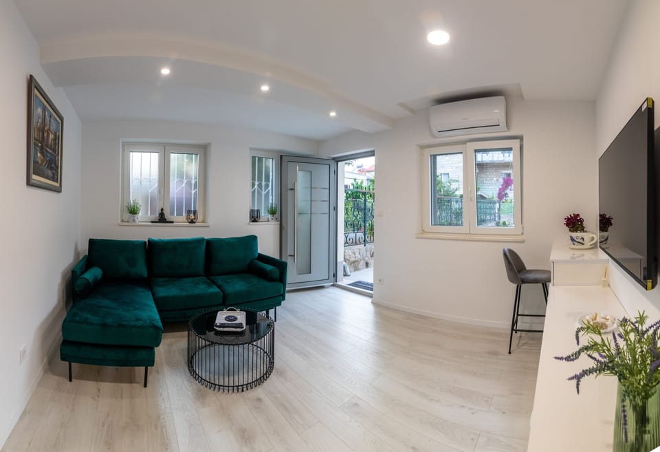 Deluxe Apartment | Living area | 82-cm flat-screen TV with satellite channels