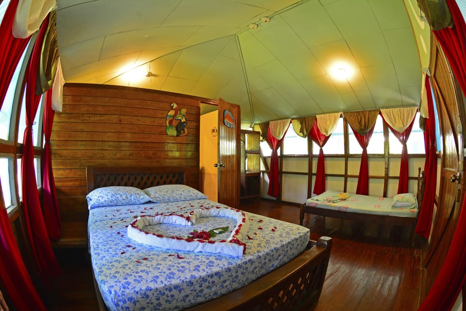 Standard Room, Sea View | Desk, individually decorated, bed sheets