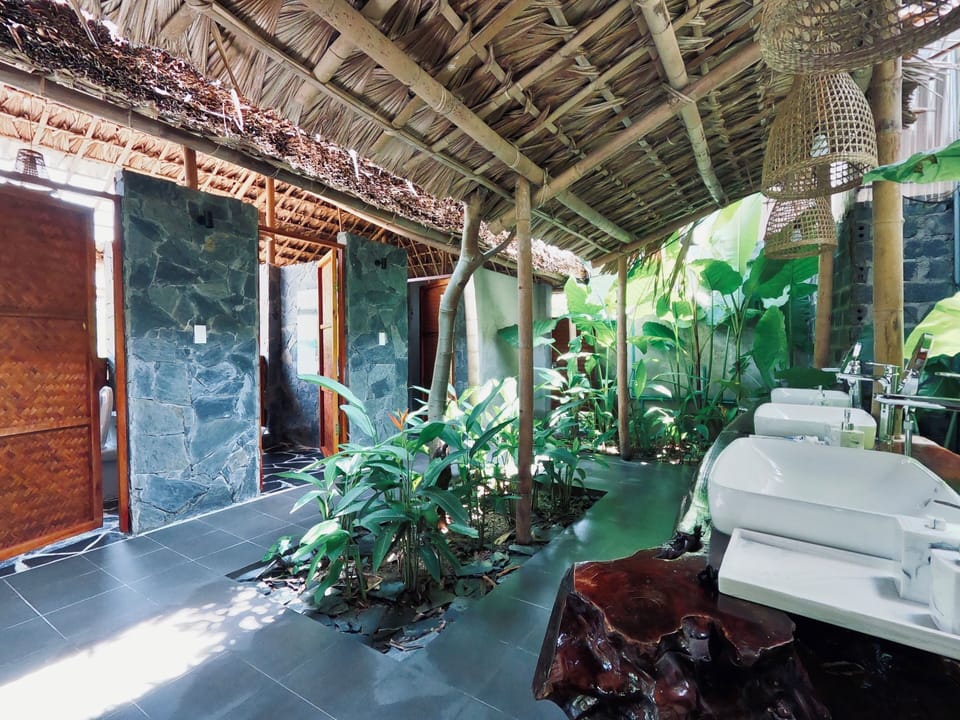 Family Apartment | Bathroom | Combined shower/tub, hydromassage showerhead, designer toiletries