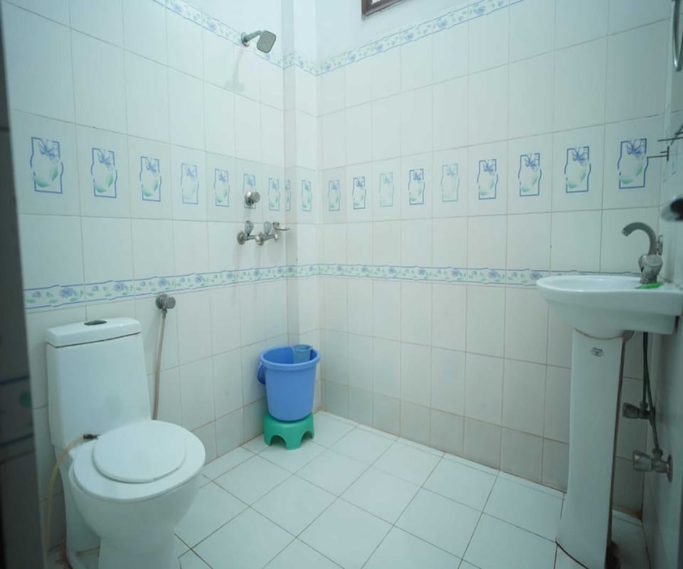 Deluxe Room | Bathroom | Shower, rainfall showerhead, towels